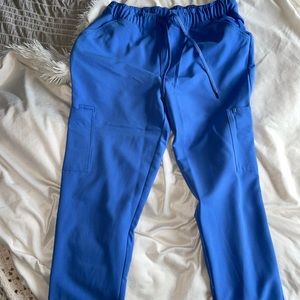 Mesh enhanced jogger scrub